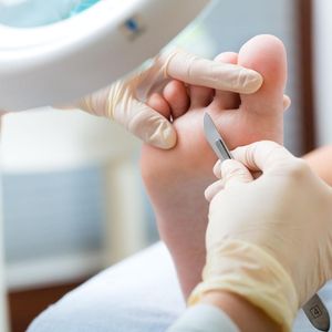 podologia-hojadebisturí-lupa-universidad