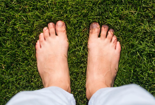 Qué es el grounding y cómo puede ayudar a tu salud este 2025