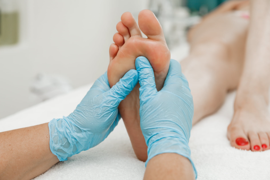 ¿Cuándo consultar a un profesional? Mal olor en los pies.